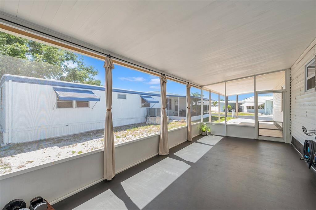 Spacious screened porch to entertain your friends!