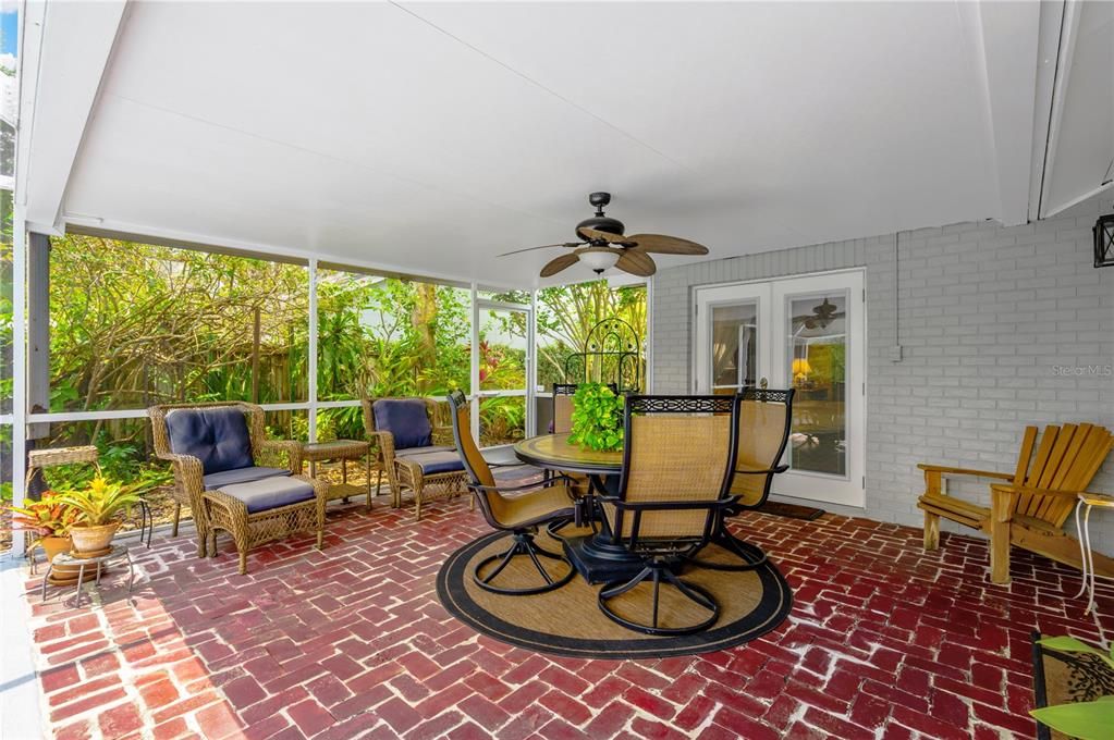 Active With Contract: $399,900 (3 beds, 2 baths, 1611 Square Feet)