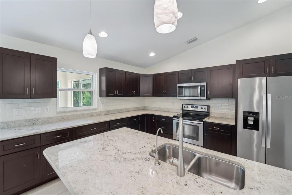 Active With Contract: $354,900 (3 beds, 2 baths, 1437 Square Feet)