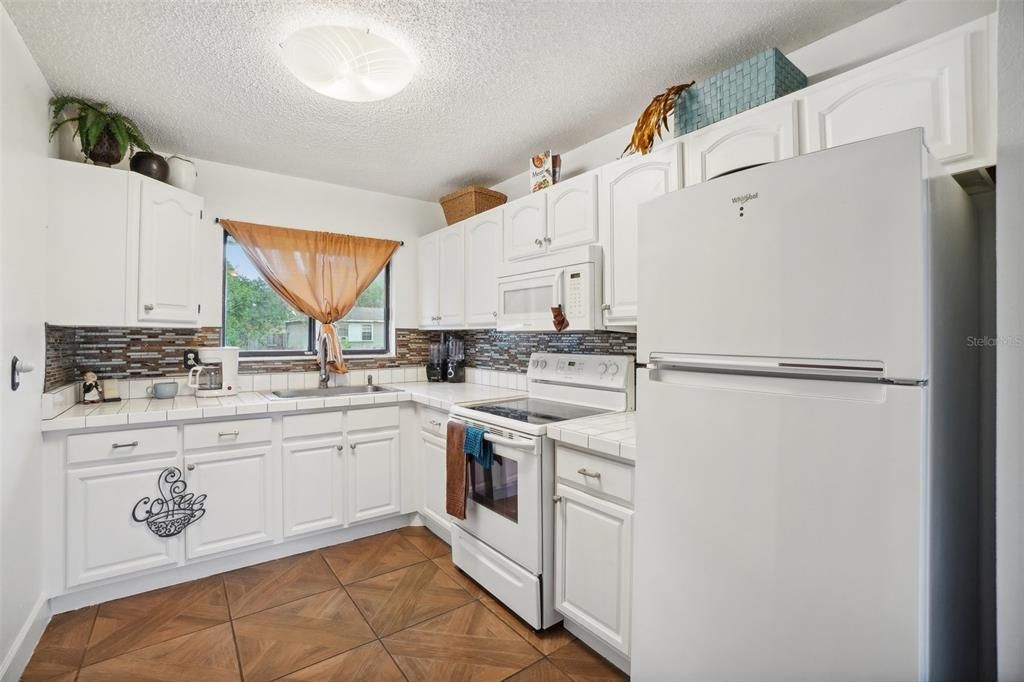 For Sale: $222,000 (2 beds, 1 baths, 904 Square Feet)