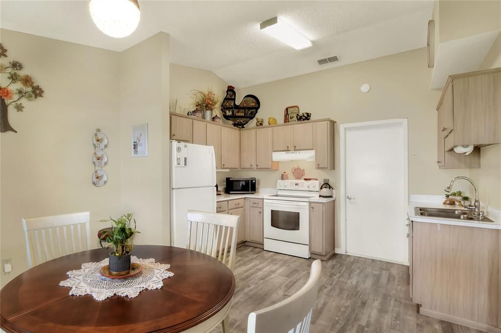 For Sale: $259,000 (2 beds, 2 baths, 1187 Square Feet)