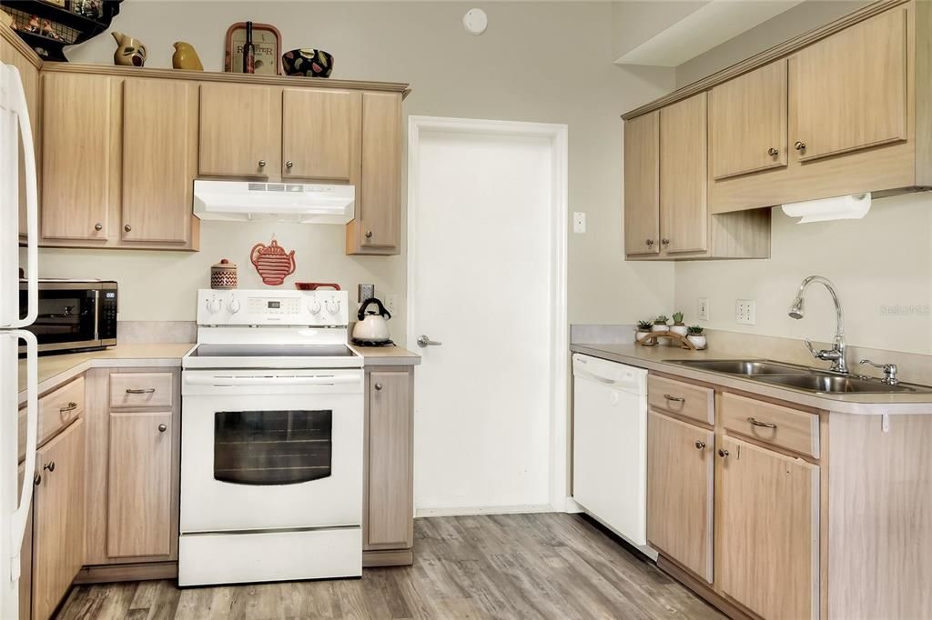 For Sale: $269,000 (2 beds, 2 baths, 1187 Square Feet)