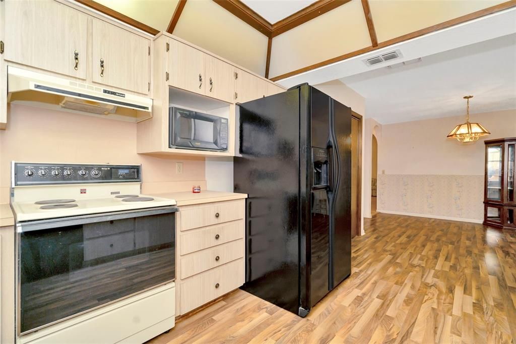 Activo con contrato: $429,000 (3 camas, 2 baños, 2446 Pies cuadrados)