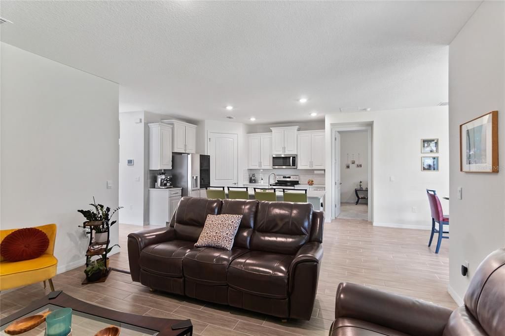 Active With Contract: $434,900 (3 beds, 2 baths, 1714 Square Feet)