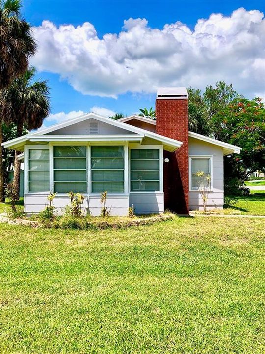 For Sale: $849,000 (2 beds, 1 baths, 969 Square Feet)