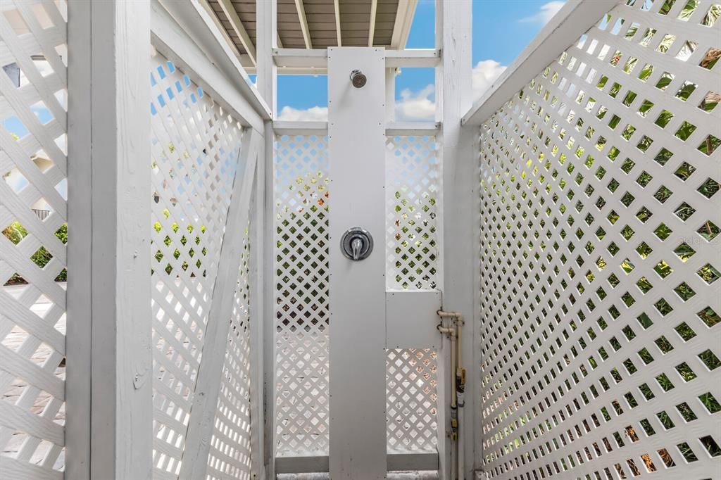 Private outdoor shower! Rinse off after the beach or fishing!