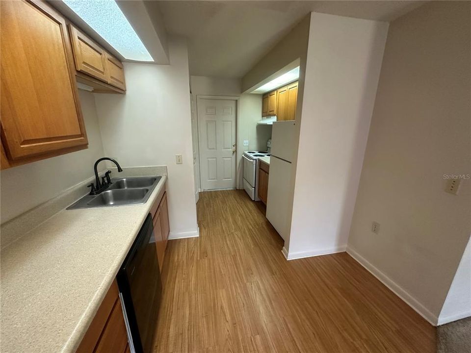 For Rent: $1,395 (3 beds, 1 baths, 810 Square Feet)