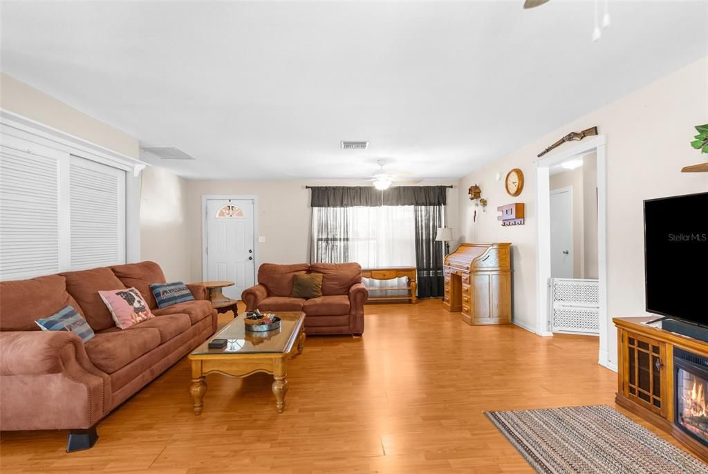 For Sale: $379,000 (3 beds, 2 baths, 1832 Square Feet)