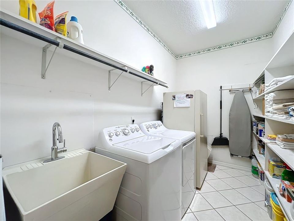 Large Laundry room with Utility Sink