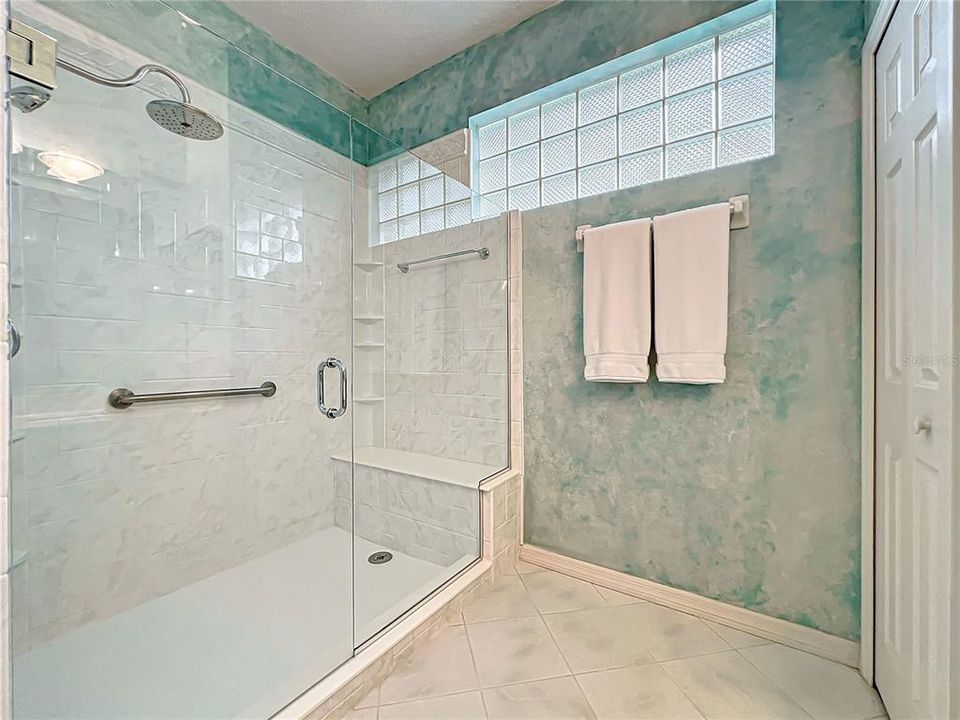 Large Shower with seating