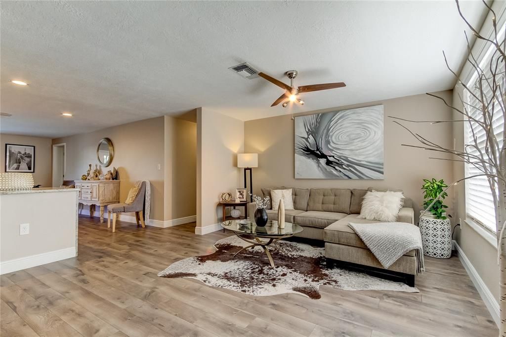 Active With Contract: $363,000 (3 beds, 2 baths, 1587 Square Feet)