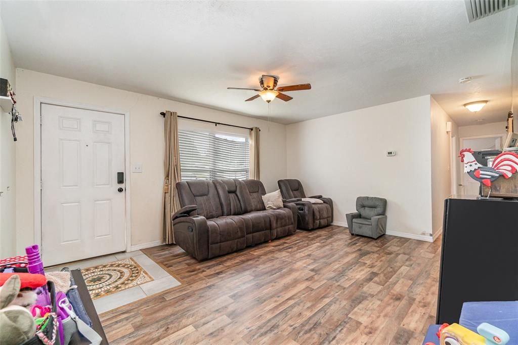 For Sale: $249,900 (3 beds, 1 baths, 1073 Square Feet)