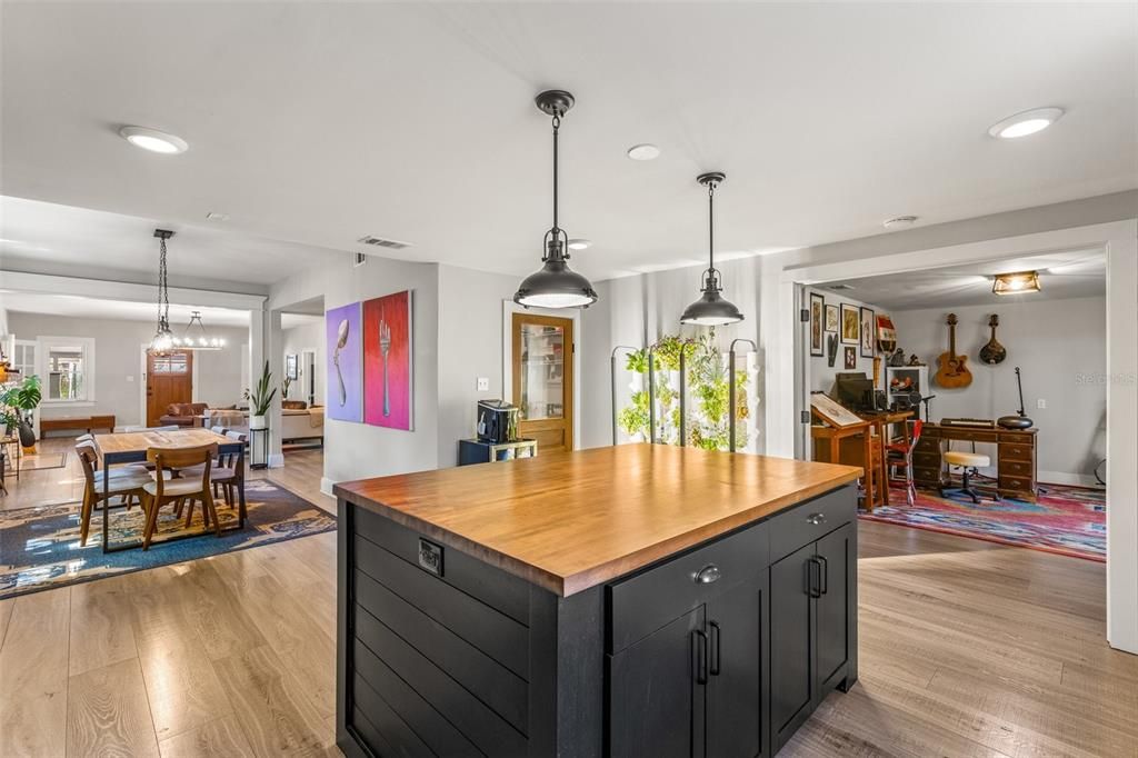 Active With Contract: $795,000 (4 beds, 3 baths, 2440 Square Feet)