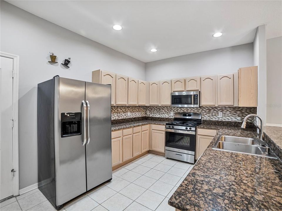 Active With Contract: $337,500 (2 beds, 2 baths, 1722 Square Feet)