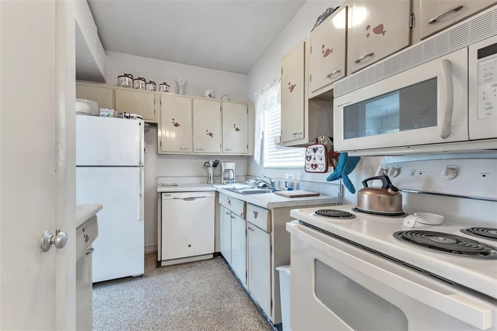 Active With Contract: $199,900 (2 beds, 2 baths, 1038 Square Feet)