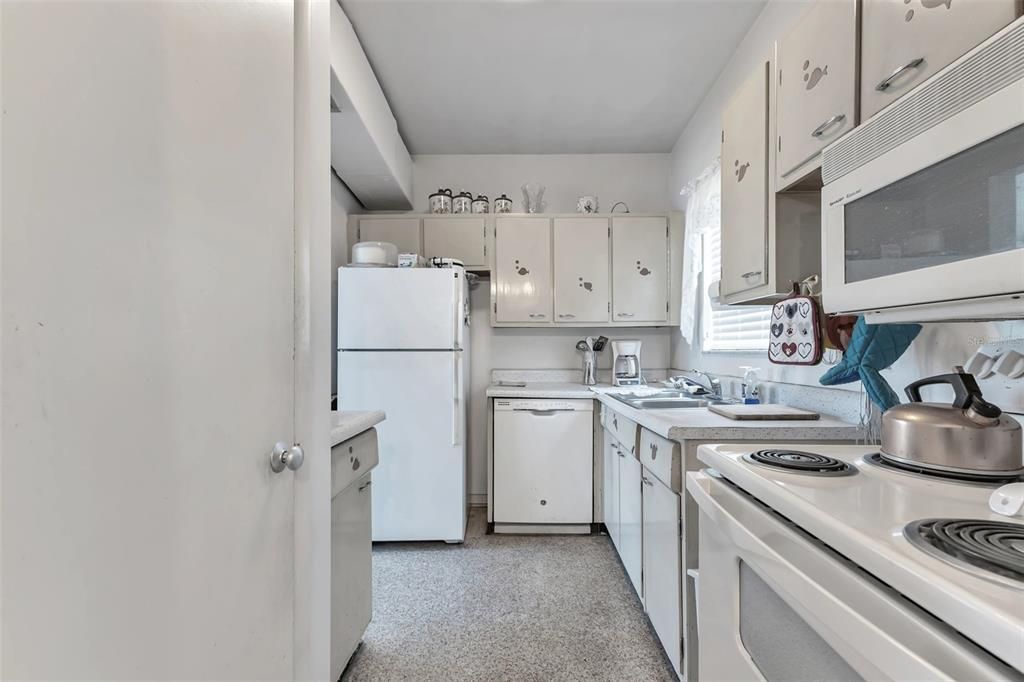 For Sale: $206,500 (2 beds, 2 baths, 1038 Square Feet)