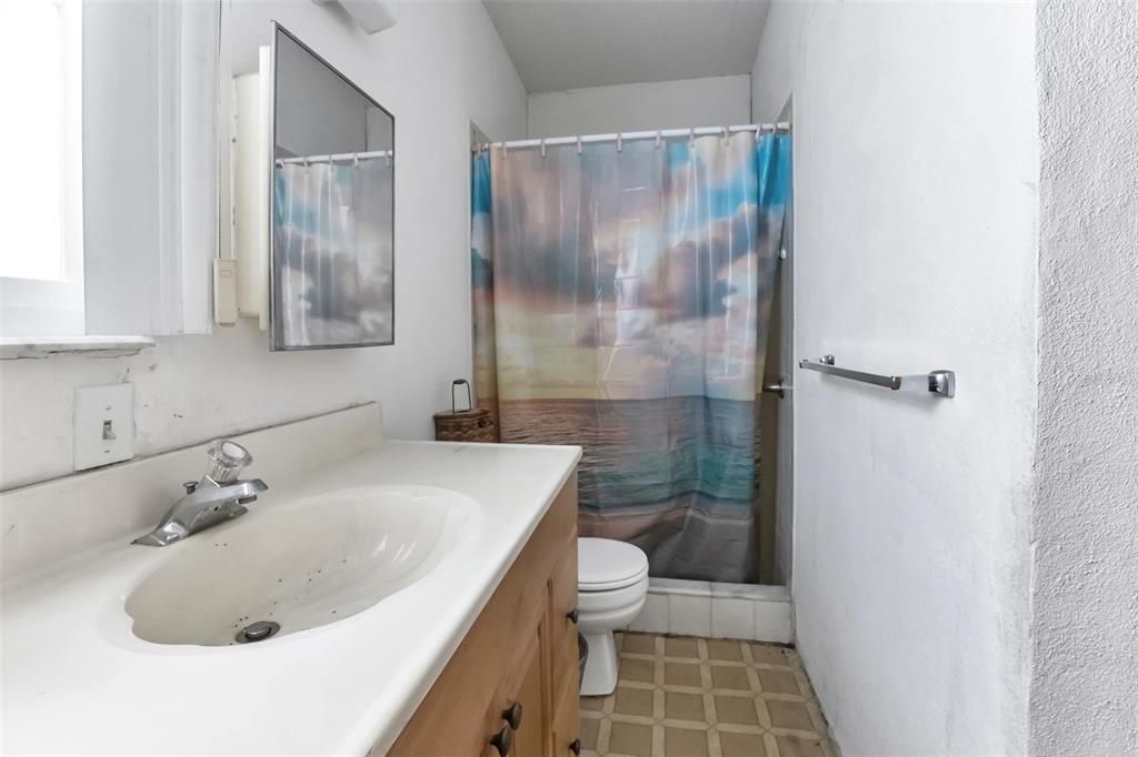 Active With Contract: $199,900 (2 beds, 2 baths, 1038 Square Feet)