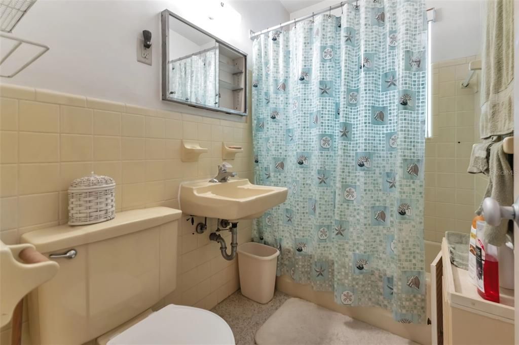 Active With Contract: $199,900 (2 beds, 2 baths, 1038 Square Feet)