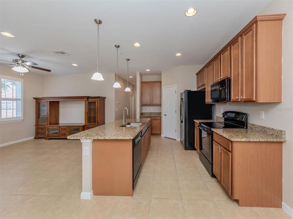 For Sale: $329,000 (2 beds, 2 baths, 1135 Square Feet)