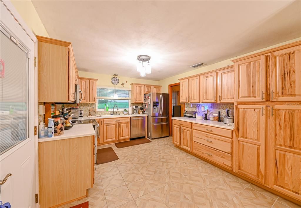 For Sale: $335,000 (3 beds, 3 baths, 1835 Square Feet)