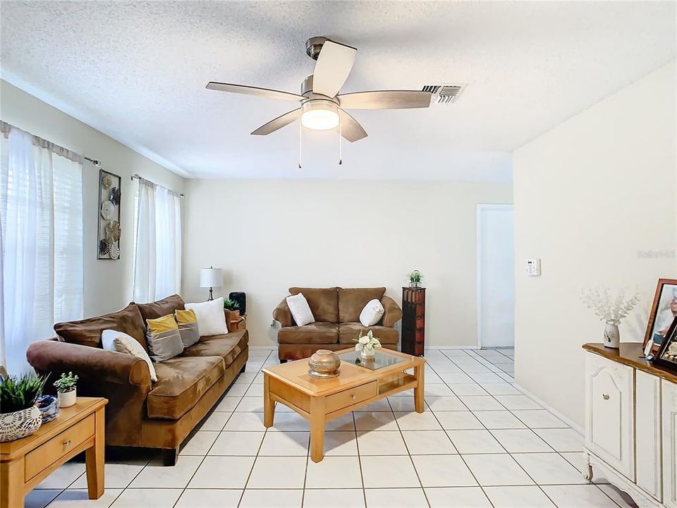 Active With Contract: $275,000 (2 beds, 2 baths, 1000 Square Feet)