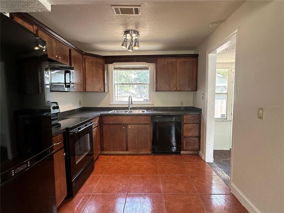 Recently Rented: $1,800 (2 beds, 1 baths, 832 Square Feet)