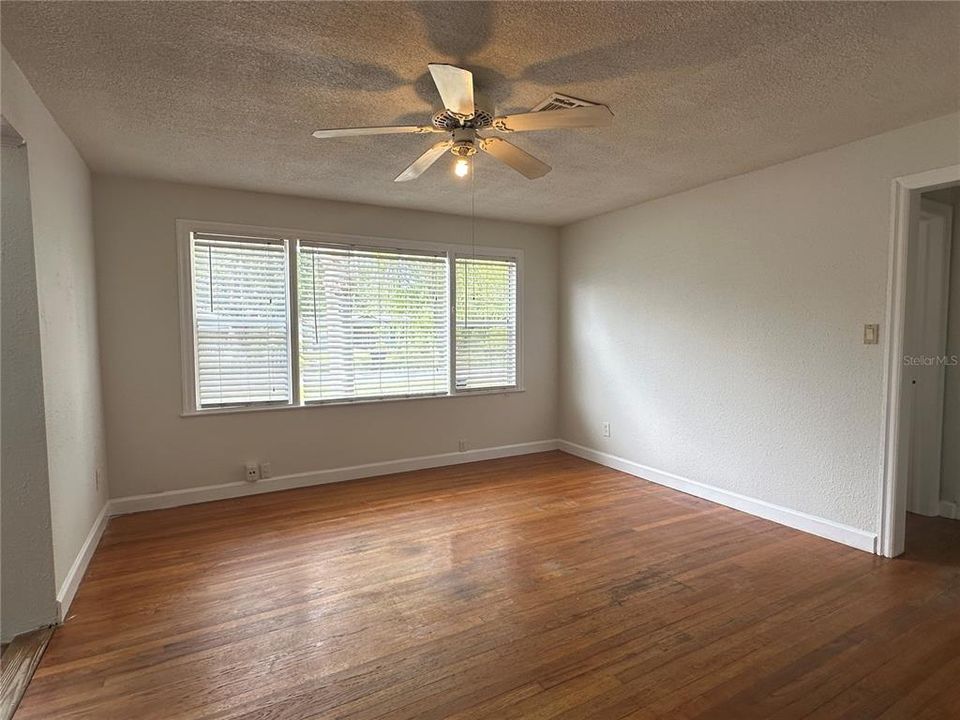 Recently Rented: $1,800 (2 beds, 1 baths, 832 Square Feet)