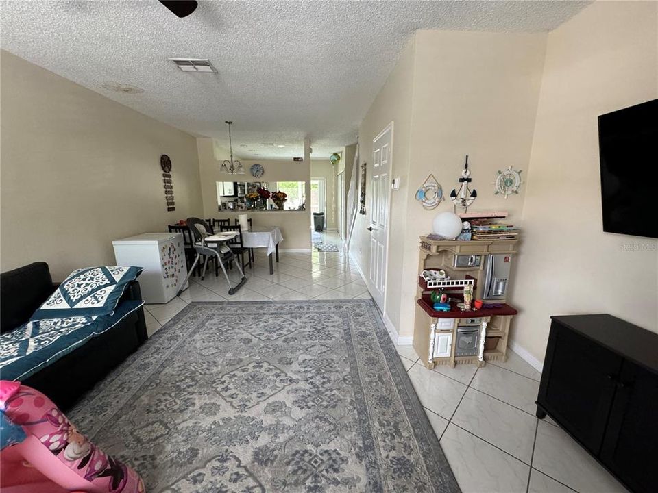 Active With Contract: $1,950 (2 beds, 1 baths, 1152 Square Feet)