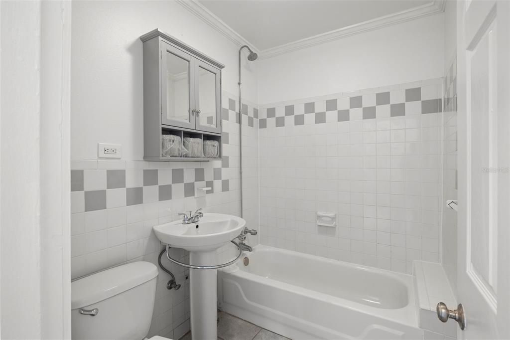 For Sale: $260,000 (2 beds, 1 baths, 796 Square Feet)