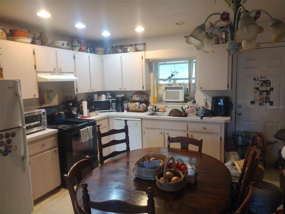 Active With Contract: $203,900 (3 beds, 2 baths, 1188 Square Feet)