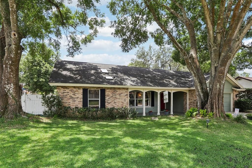 Home sits off street, Driveway hold 6 cars