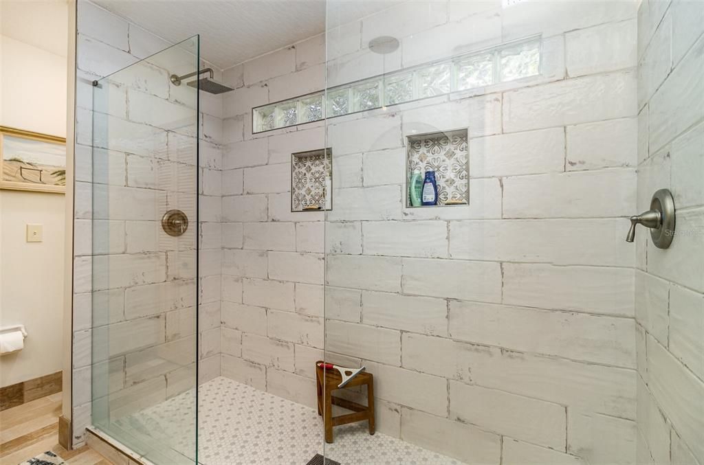 合同活跃: $545,000 (4 贝兹, 2 浴室, 1922 平方英尺)