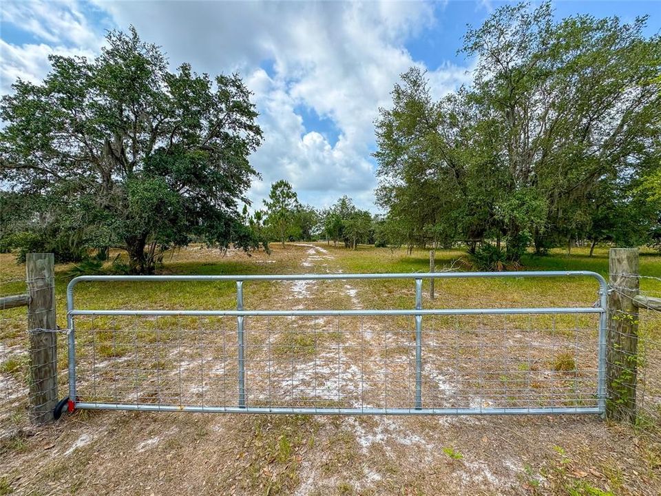 На продажу: $297,000 (5.35 acres)