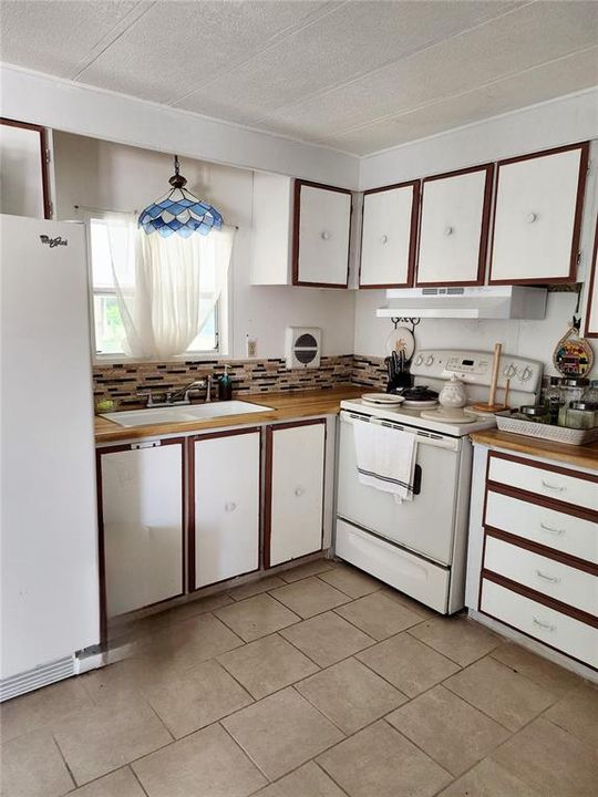 For Sale: $85,000 (2 beds, 1 baths, 672 Square Feet)