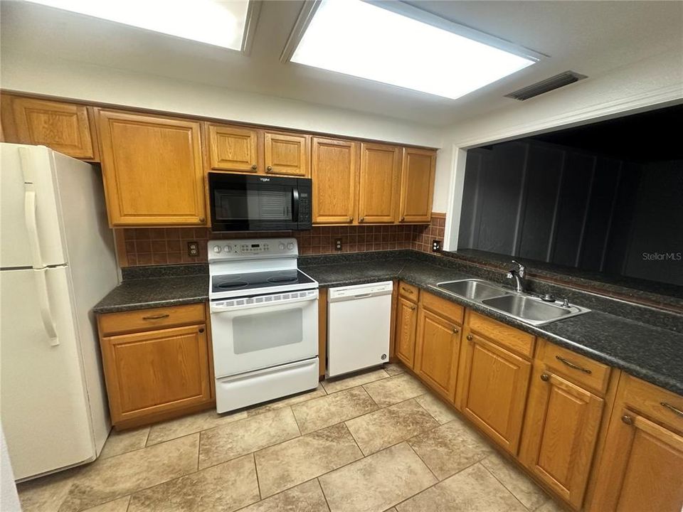 For Rent: $1,895 (3 beds, 2 baths, 1600 Square Feet)