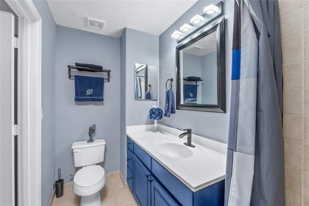 For Sale: $319,900 (1 beds, 1 baths, 884 Square Feet)