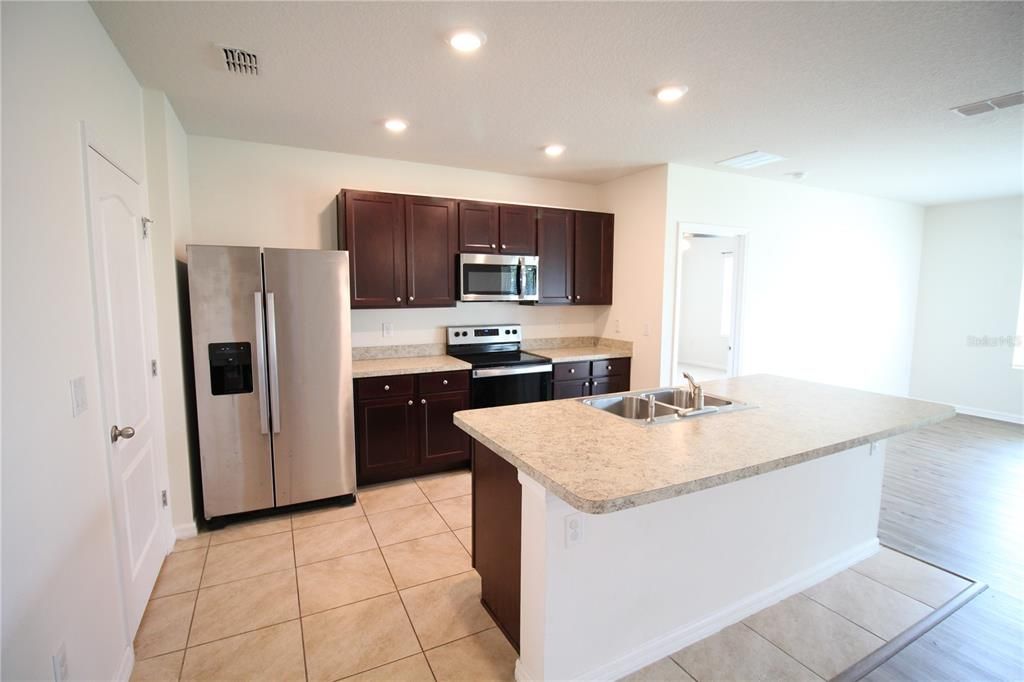 Active With Contract: $330,000 (3 beds, 2 baths, 1690 Square Feet)