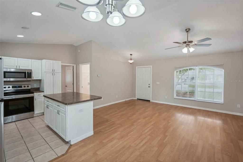 Active With Contract: $274,900 (3 beds, 2 baths, 1212 Square Feet)