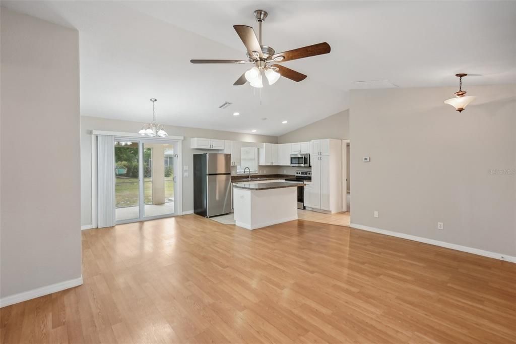 Active With Contract: $274,900 (3 beds, 2 baths, 1212 Square Feet)