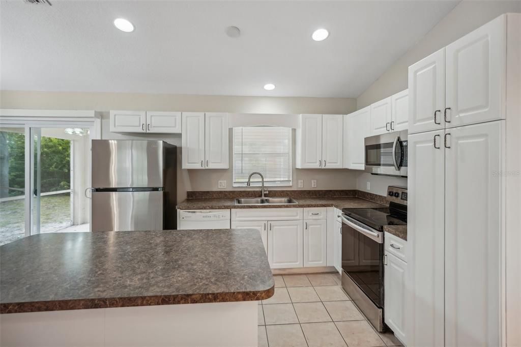 Active With Contract: $274,900 (3 beds, 2 baths, 1212 Square Feet)