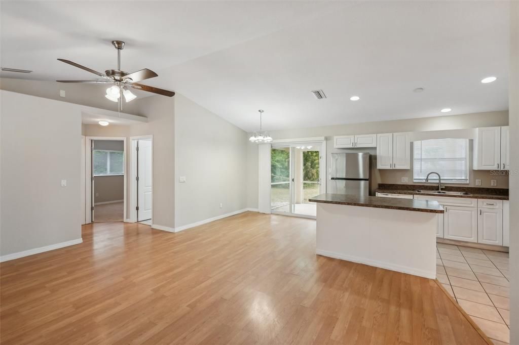 Active With Contract: $274,900 (3 beds, 2 baths, 1212 Square Feet)