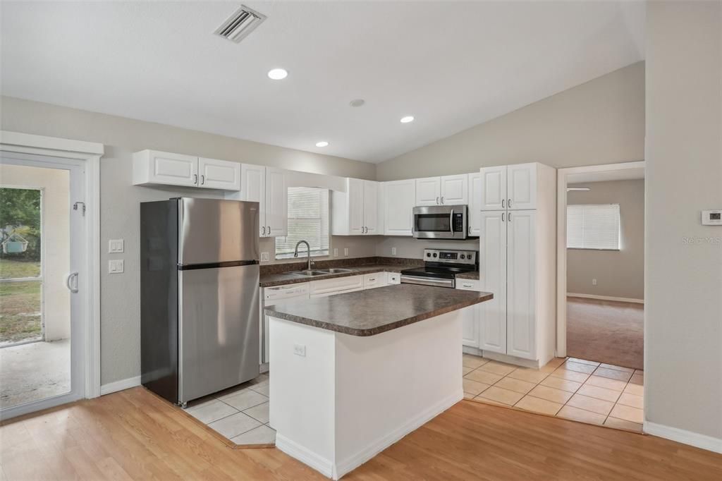 For Sale: $319,900 (3 beds, 2 baths, 1212 Square Feet)