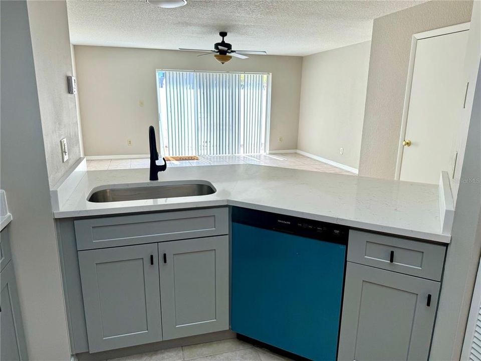 Active With Contract: $1,890 (2 beds, 2 baths, 1228 Square Feet)