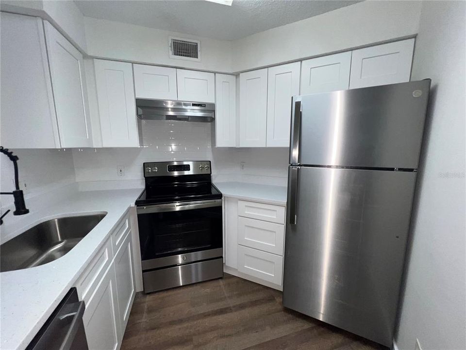 Active With Contract: $1,700 (2 beds, 2 baths, 886 Square Feet)