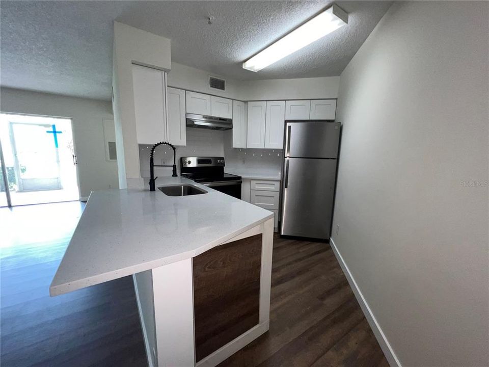 Active With Contract: $1,700 (2 beds, 2 baths, 886 Square Feet)