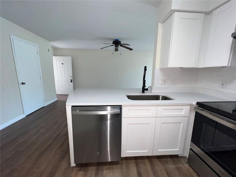 Active With Contract: $1,700 (2 beds, 2 baths, 886 Square Feet)