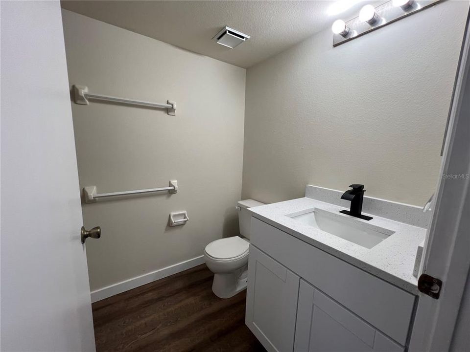 Active With Contract: $1,700 (2 beds, 2 baths, 886 Square Feet)