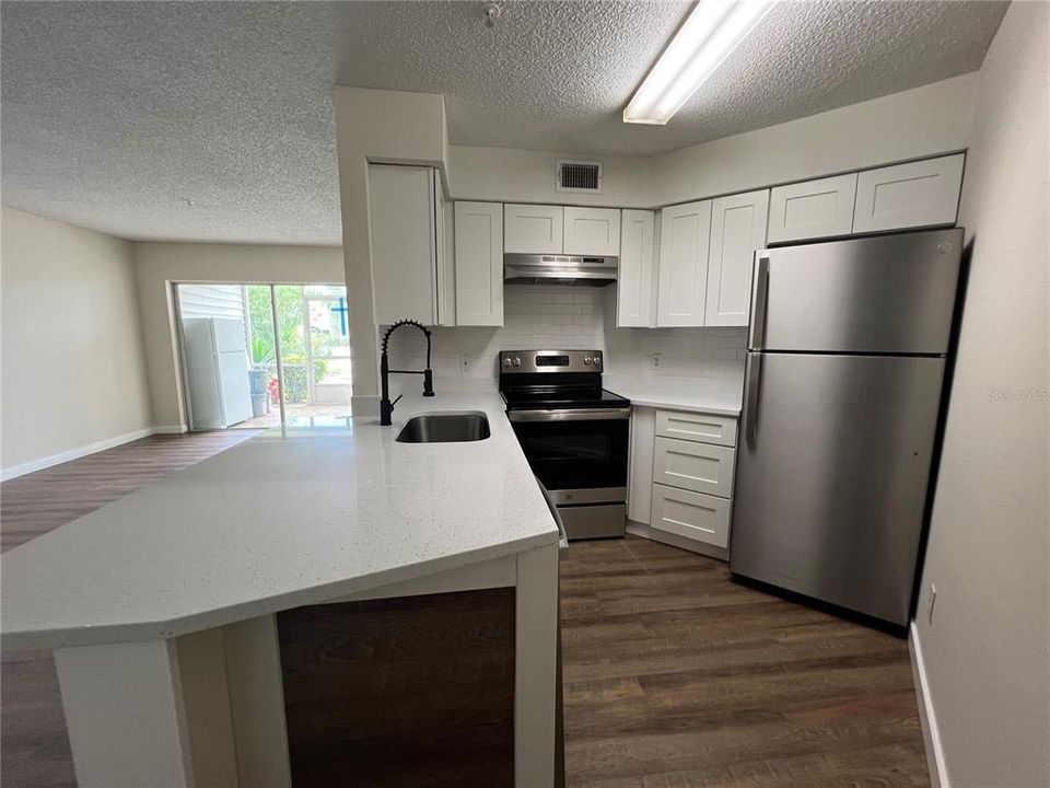 Active With Contract: $1,700 (2 beds, 2 baths, 886 Square Feet)