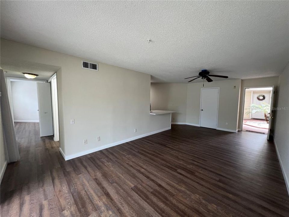 Active With Contract: $1,700 (2 beds, 2 baths, 886 Square Feet)