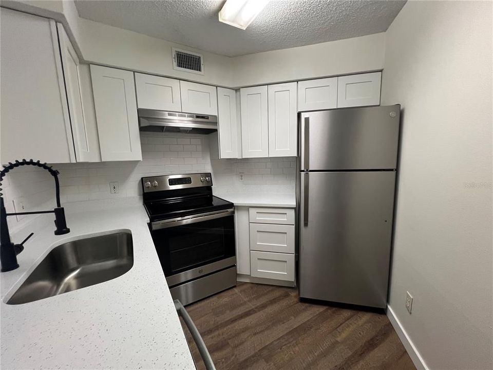 Active With Contract: $1,700 (2 beds, 2 baths, 886 Square Feet)